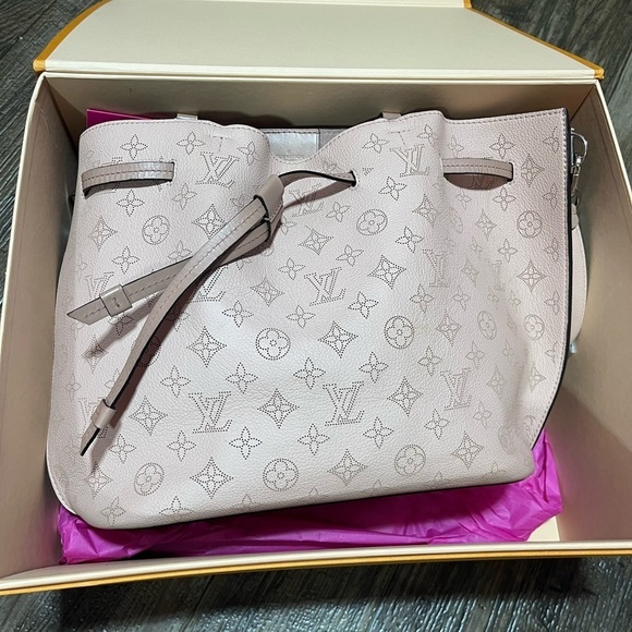 Louis Vuitton Girolta Mahina Monogram Bucket Bag with COA, box,  dust bag - Picture 8 of 10